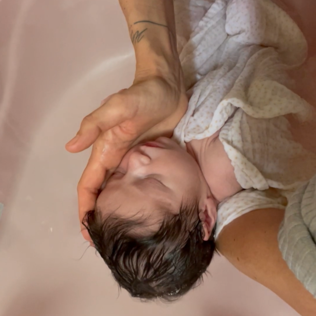 Doula massage périnatal Toulouse cercle de femmes Atelier bébé bain enveloppé bébé